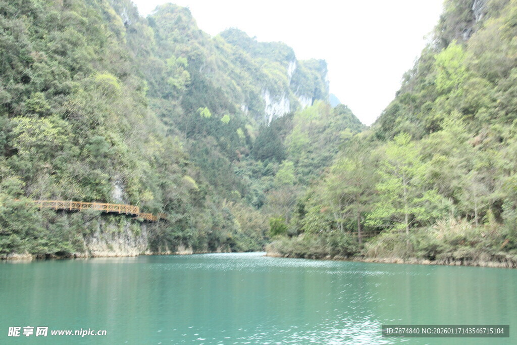 青山绿水间的秀丽河谷