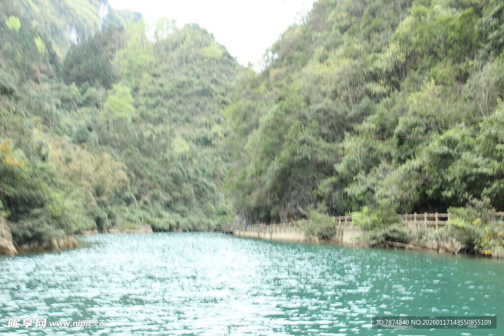 青山绿水间的澄澈河流