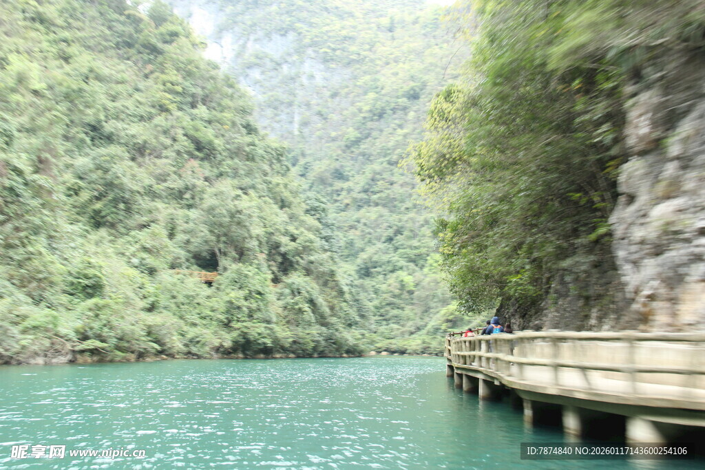 青山绿水间的栈道美景