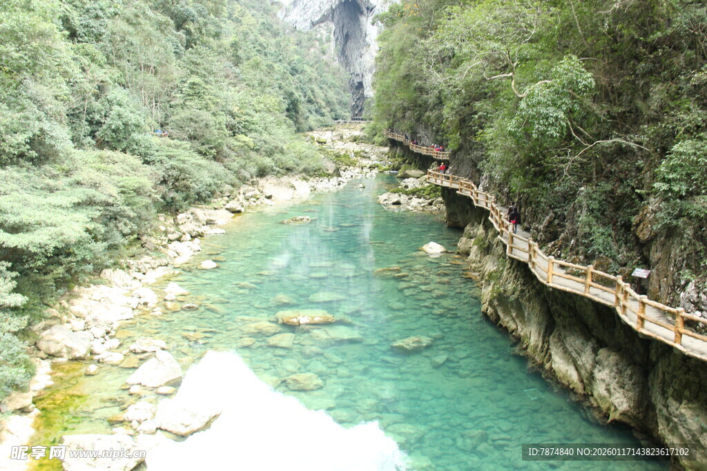 山间碧溪 绿意环绕之景