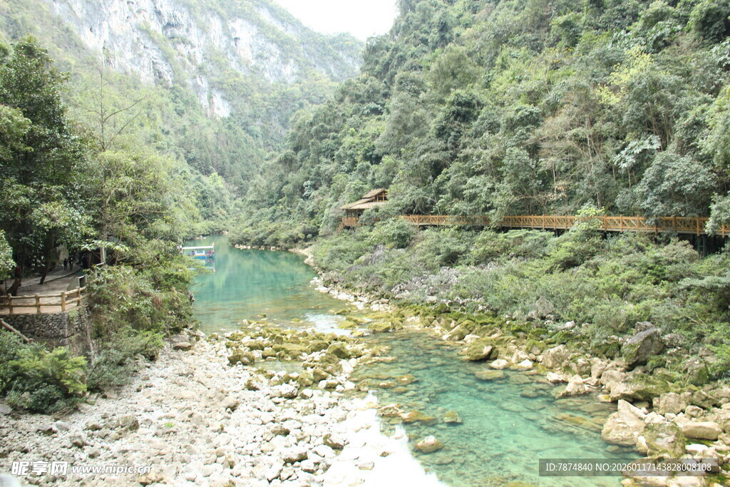 青山绿水间的秀丽河谷