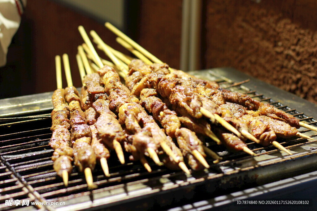 烤架上的美味羊肉串
