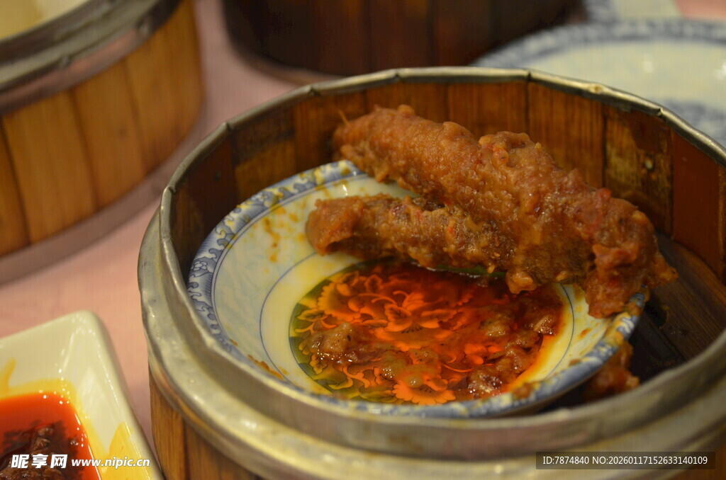 竹制蒸笼里的美味炸物