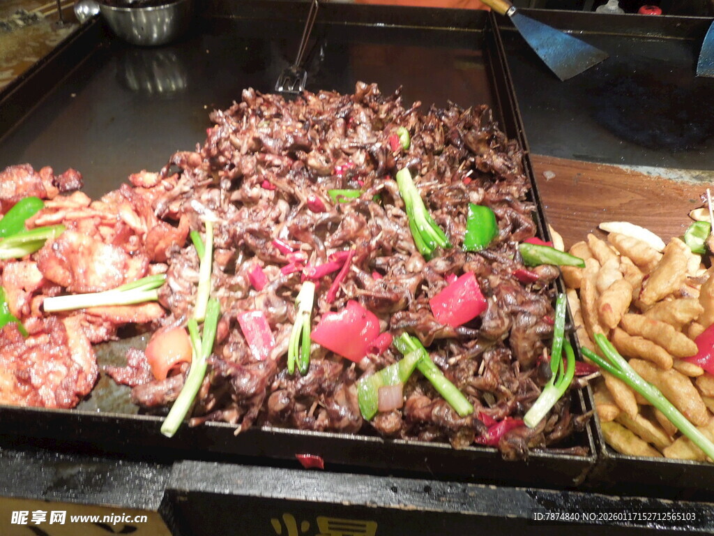 铁板炒制的美味混合肉类