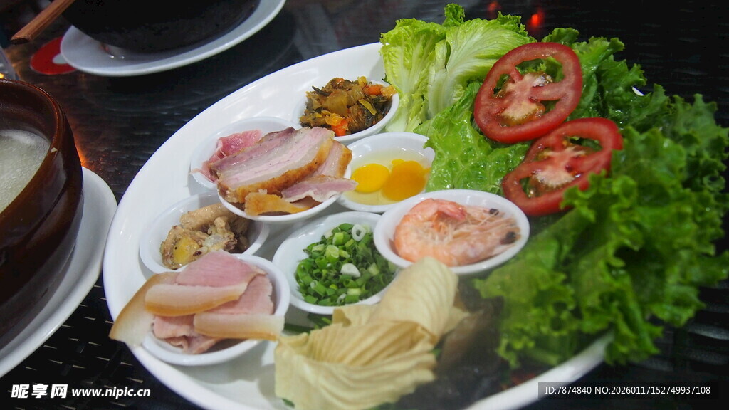 丰盛越南春卷拼盘美食