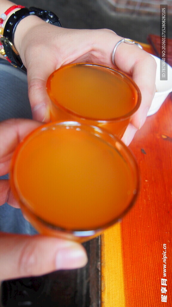 手持橙色圆形物件特写