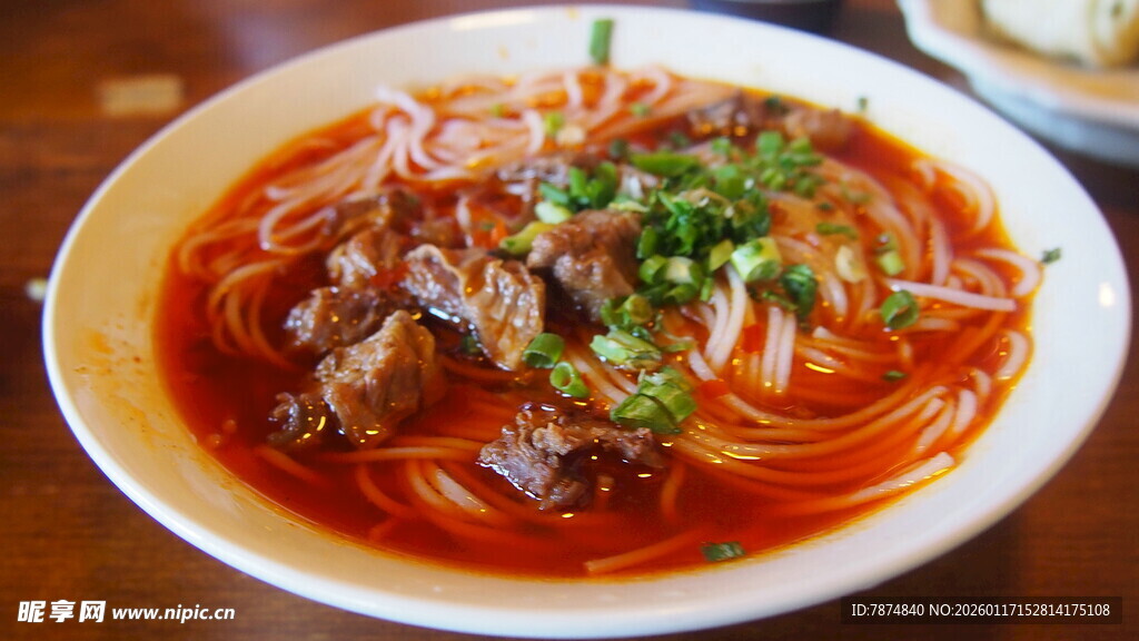 红烧牛肉米粉诱人呈现
