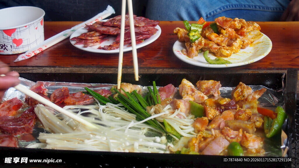 丰盛中式美食聚餐场景