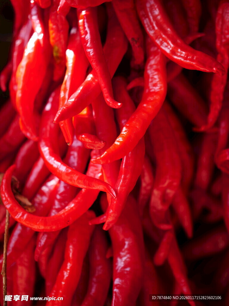 鲜红饱满的长辣椒