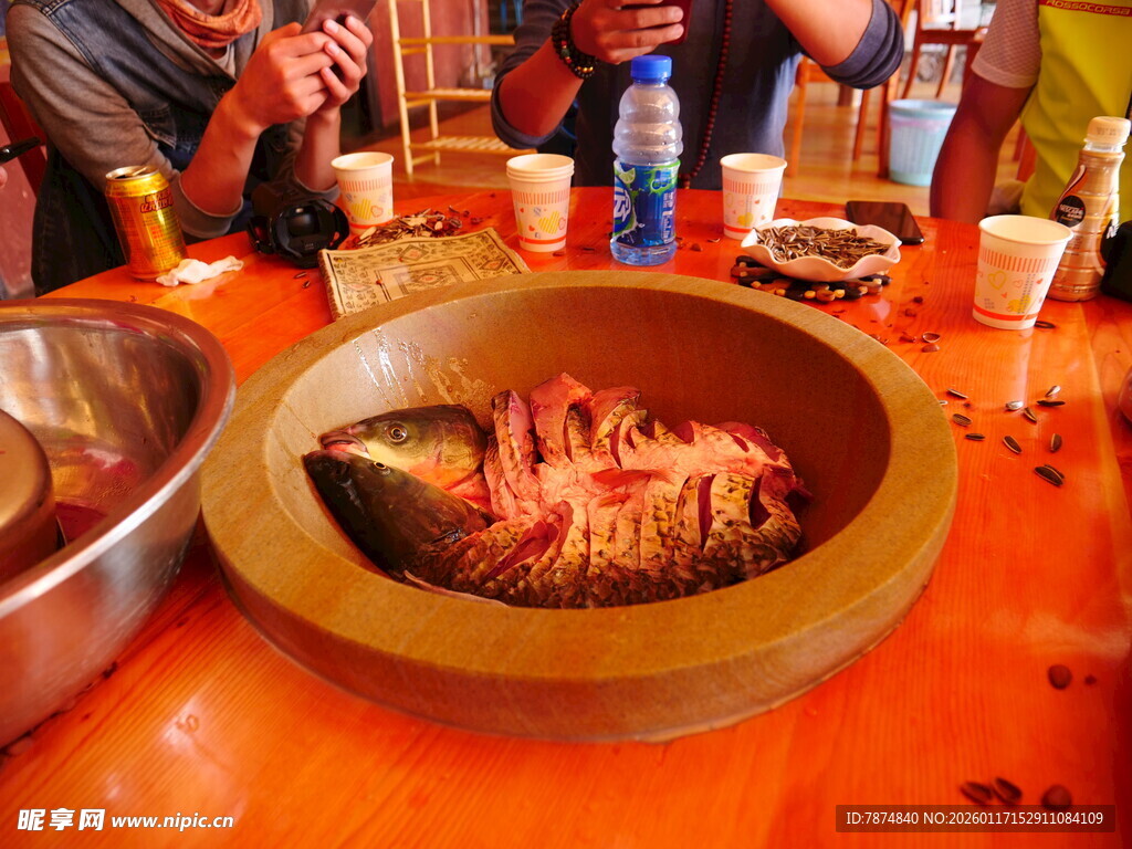 聚餐桌上的美味烤肉