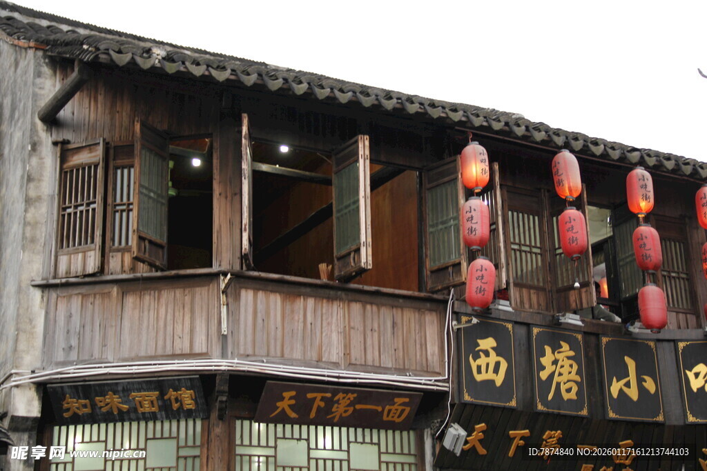 古街中式店铺挂红灯笼