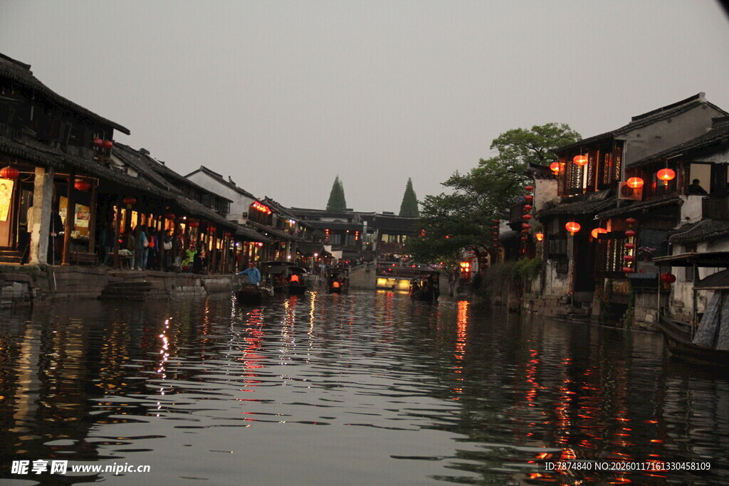 江南水乡夜景 灯火映古河