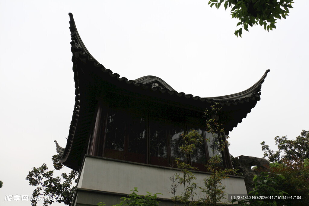 中式飞檐古建筑一角
