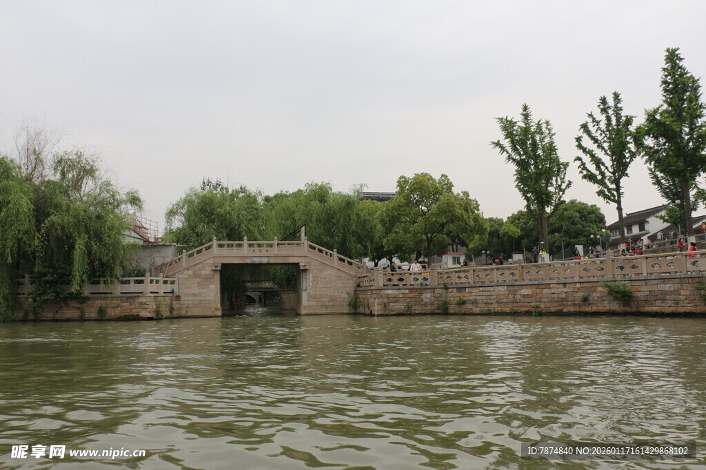 河畔古桥风景