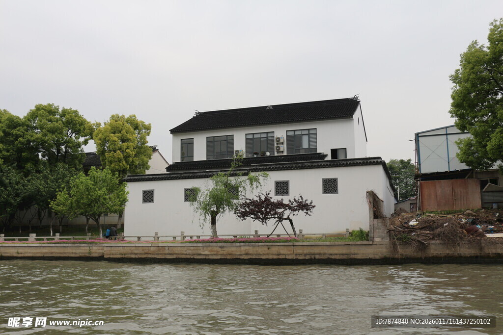 江南水乡河畔白墙黑瓦建筑