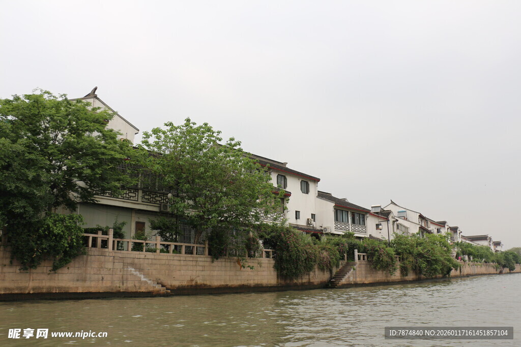 江南水乡沿河民居风景