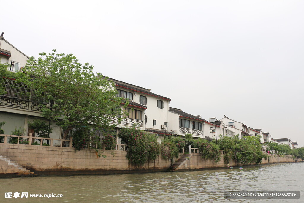江南水乡沿河民居风景