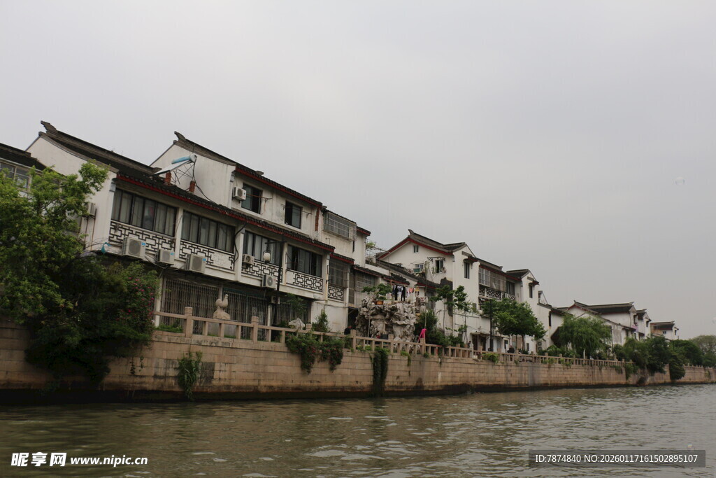 江南水乡沿河民居风景