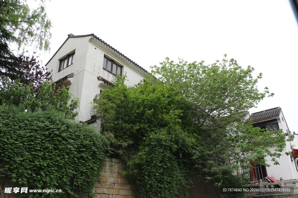 绿植环绕的两层住宅