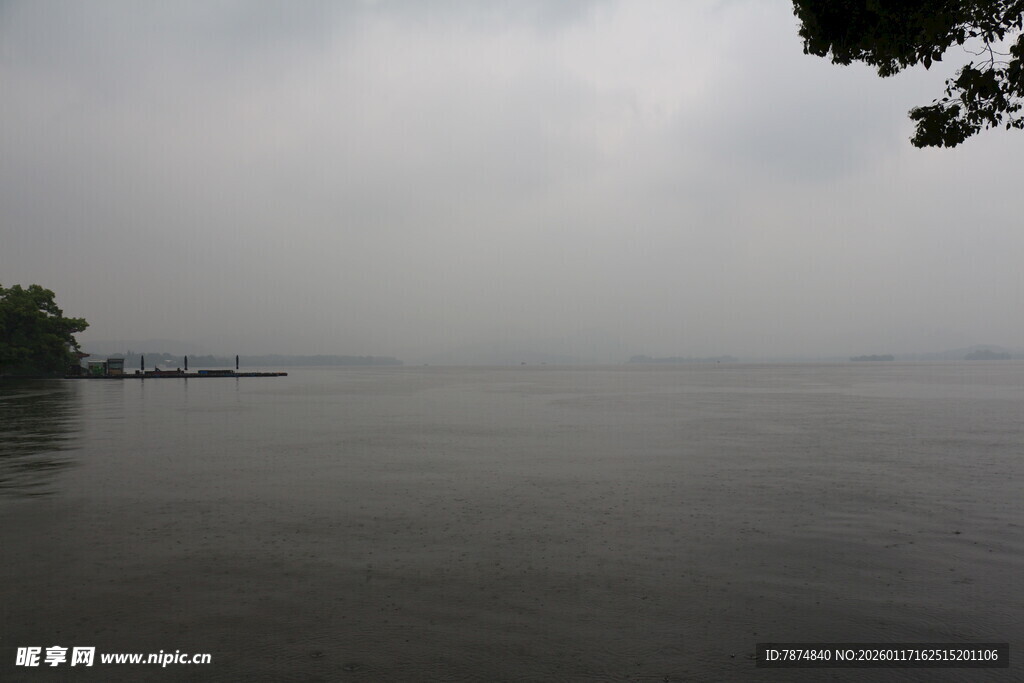 烟雨朦胧的静谧湖面