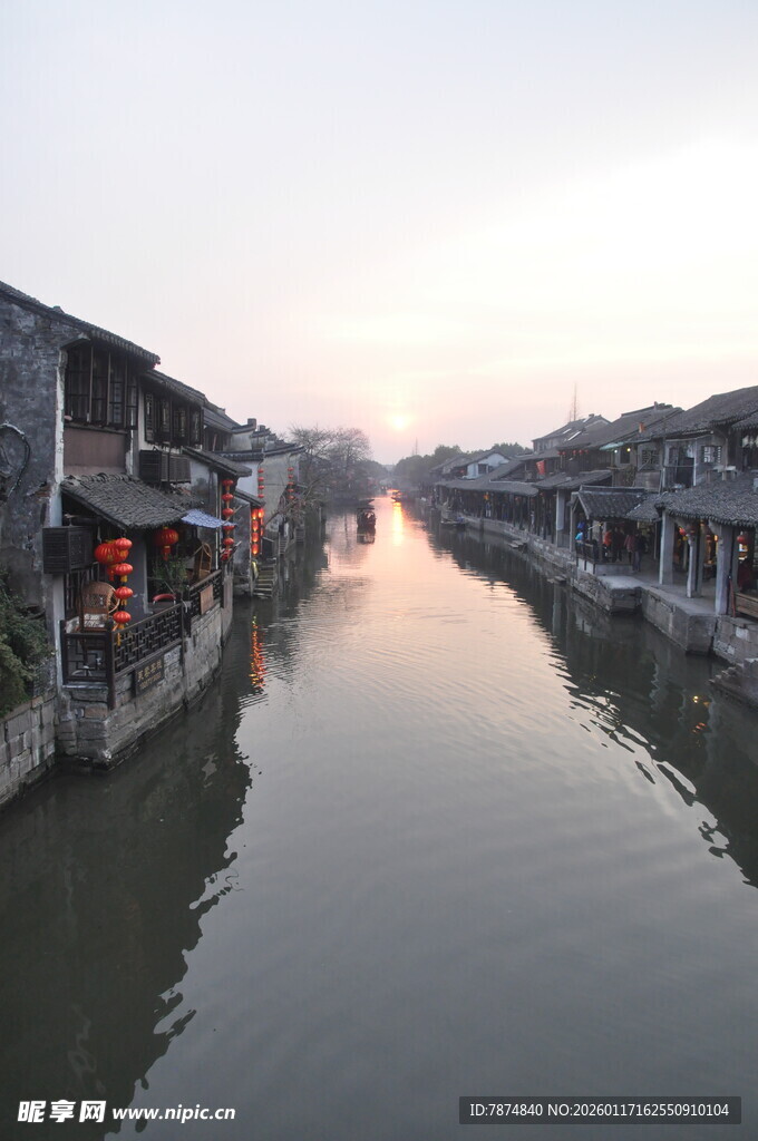 水乡河道黄昏美景