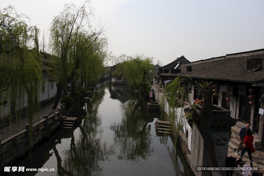 江南水乡静谧的河道风景