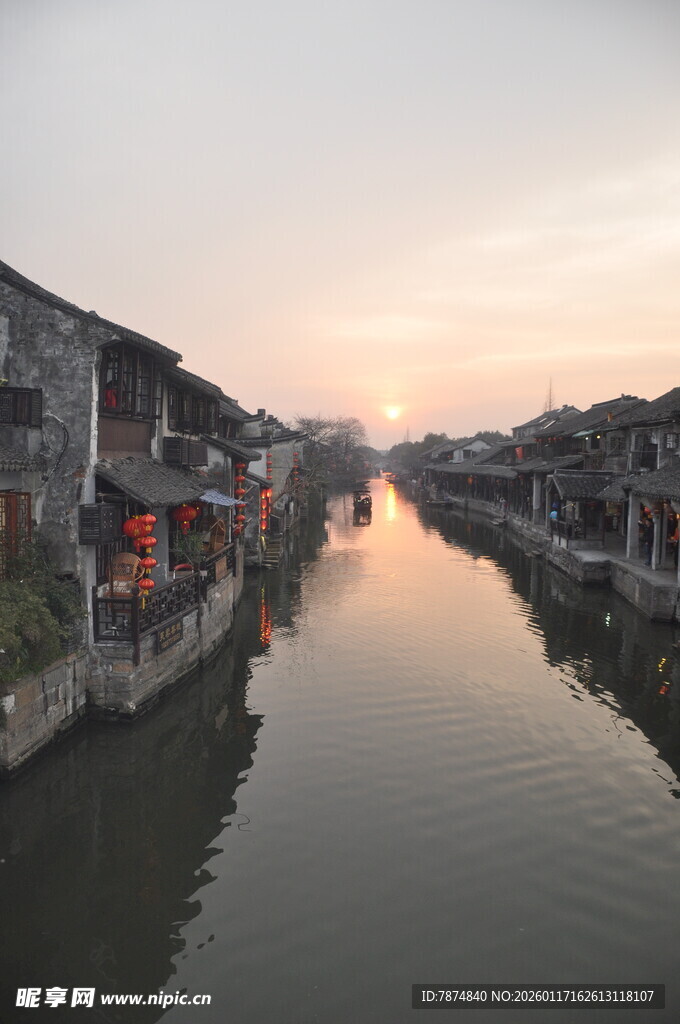 水乡黄昏 静谧古朴河道景