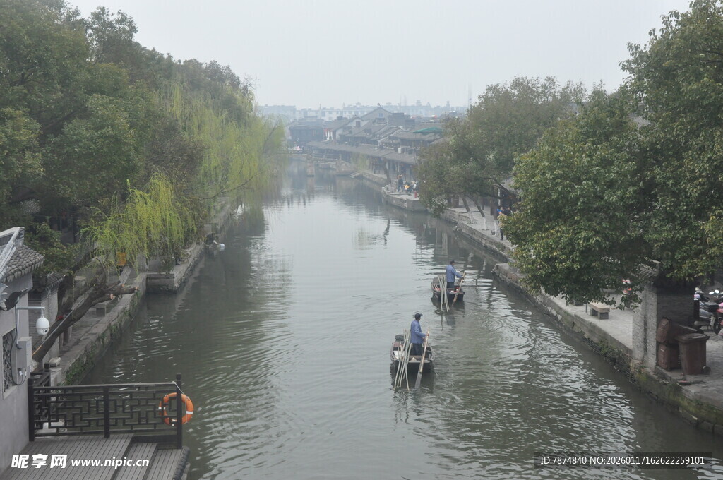 水乡河道小船悠然景致