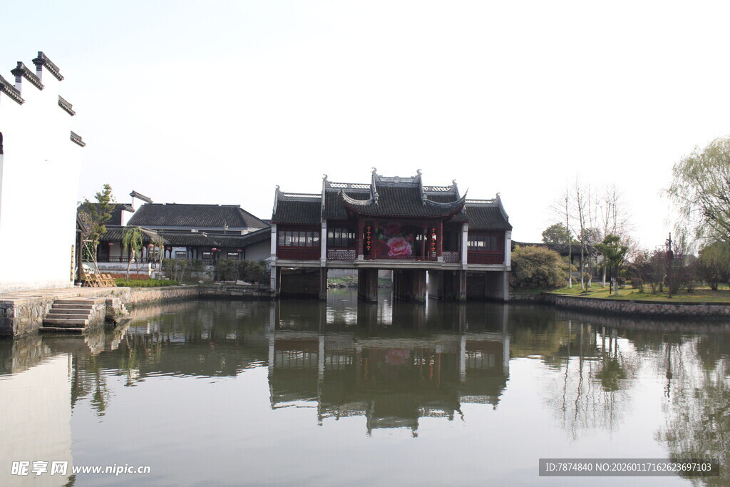 中式古建映于平静湖水
