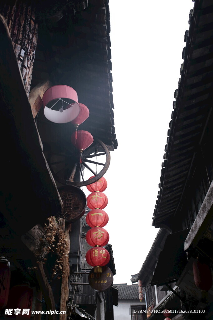 古巷红灯笼 尽显中式韵味