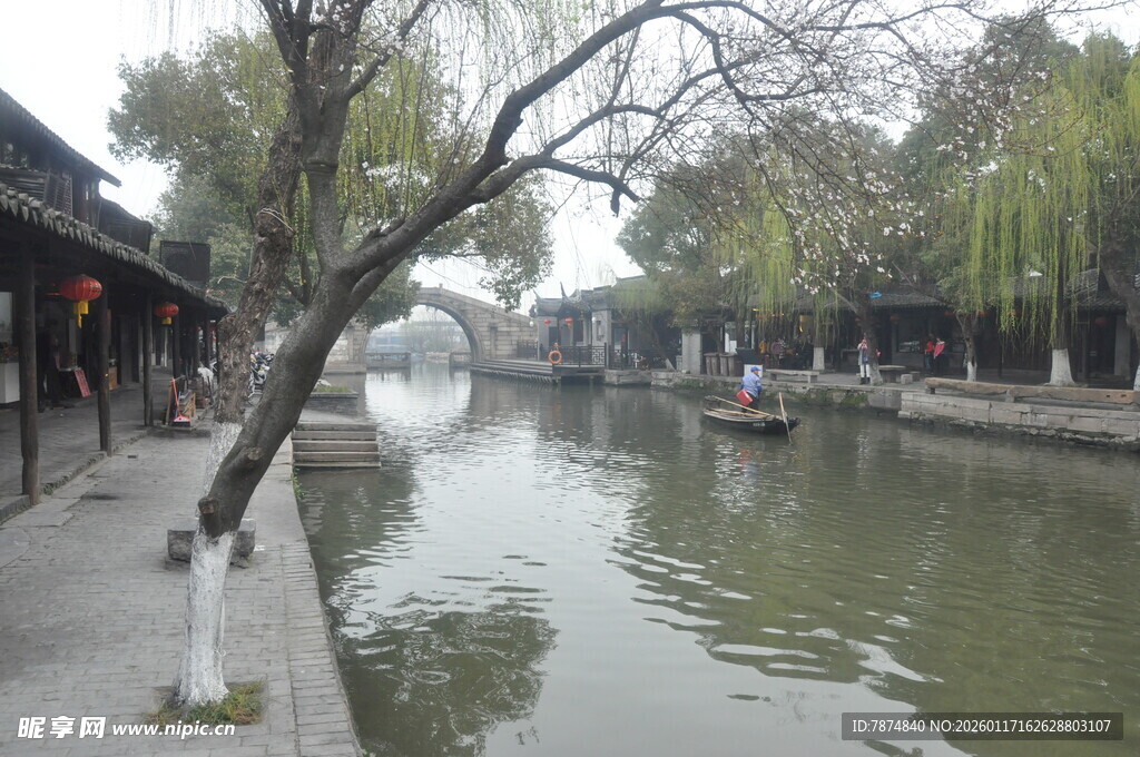江南水乡河畔静谧景致