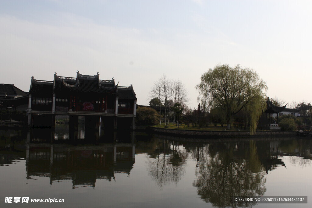 水乡古建筑倒影如画