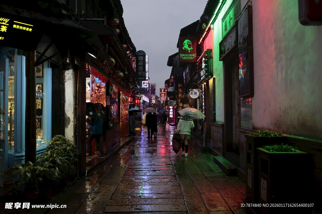 雨夜古巷的绚烂灯火