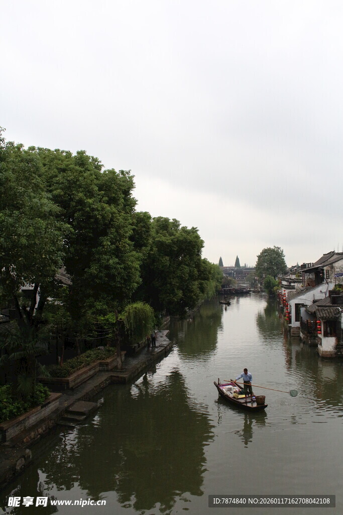 水乡河道小船悠然景致