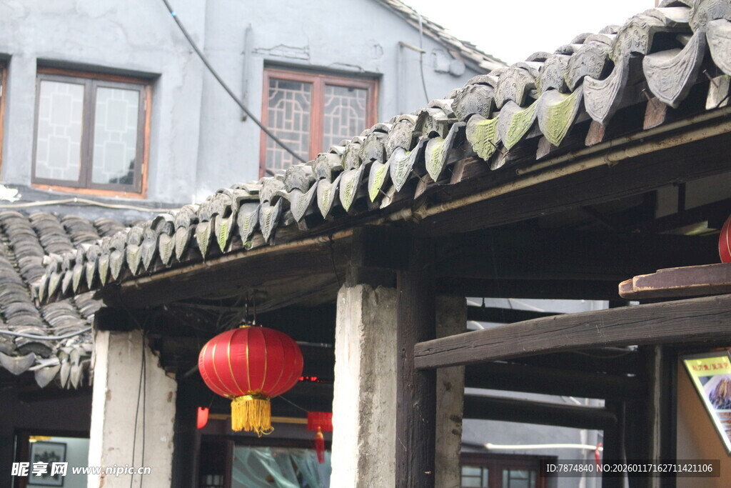 中式屋檐下的红灯笼