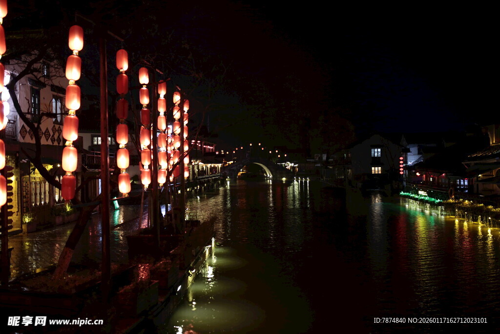河畔夜景 璀璨灯笼映水面