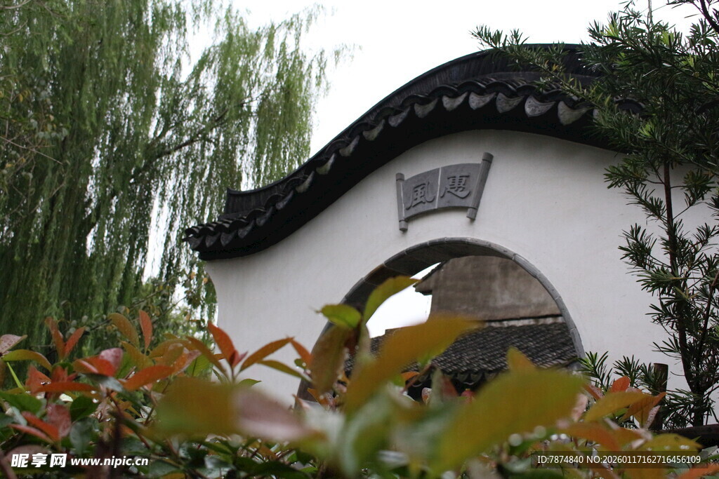 中式庭院拱门与绿植景观