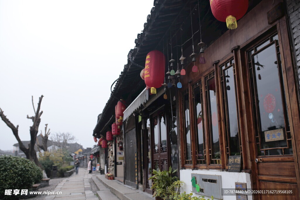 古街店铺挂红灯笼景象