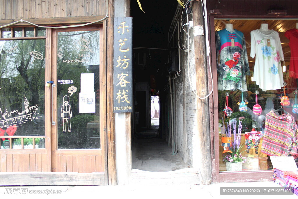 传统小店的多彩服饰陈列