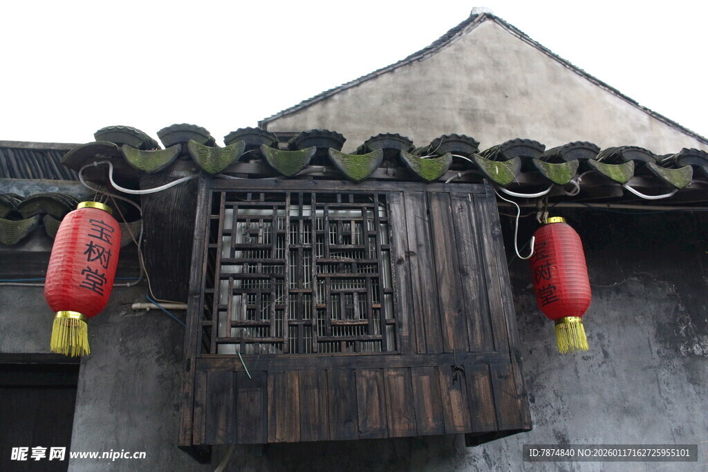 古建屋檐挂红灯笼