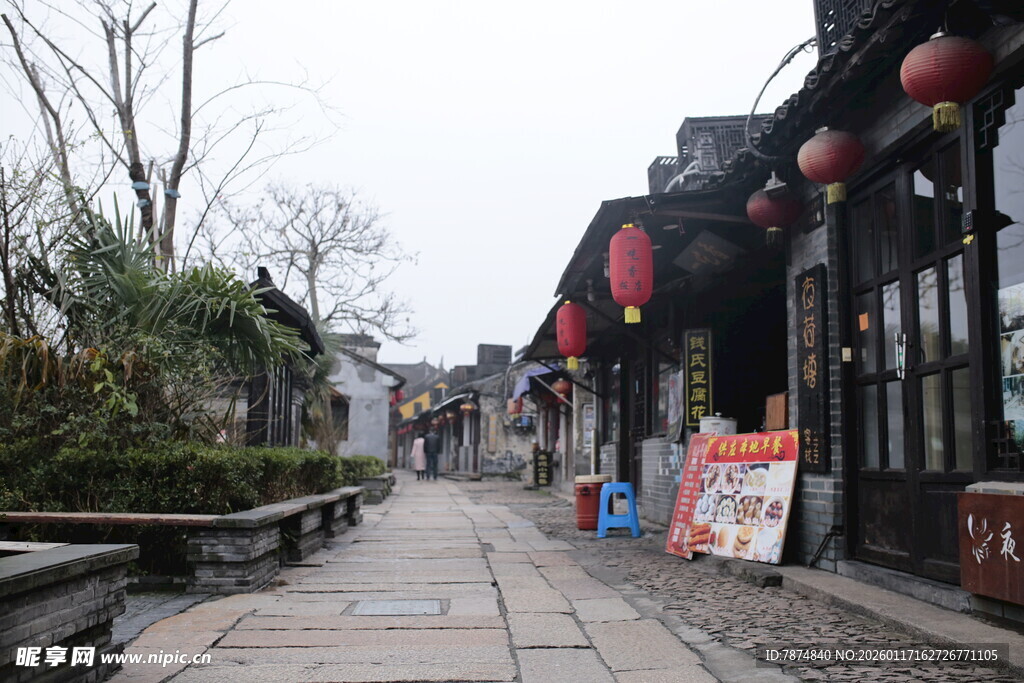 古街小巷 红灯笼点缀景致