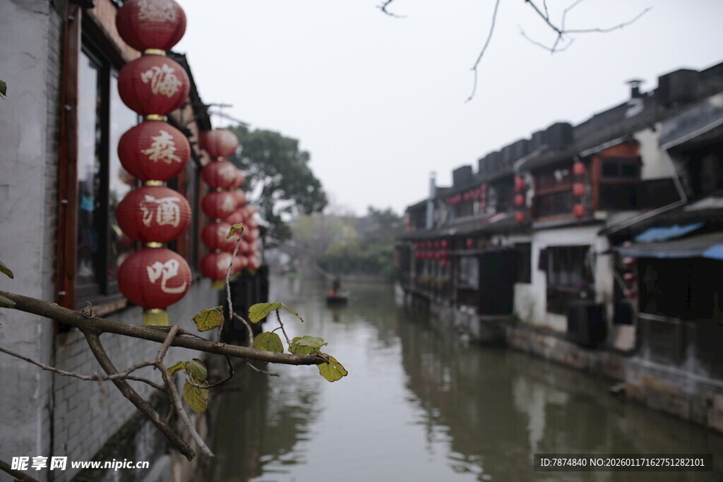 水乡古镇挂红灯笼景象