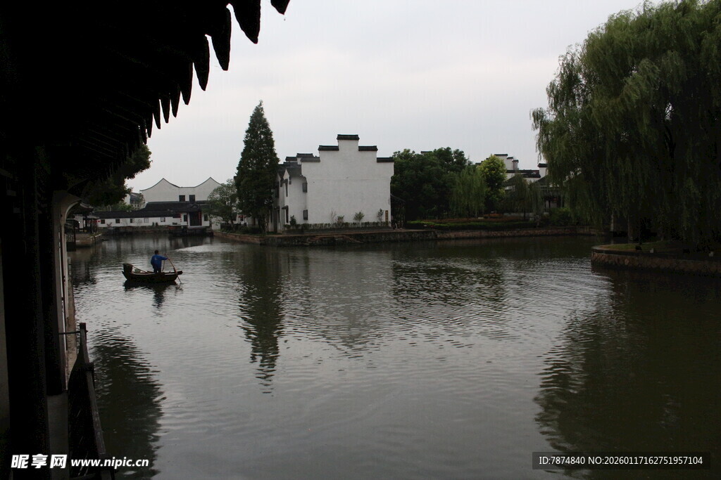 江南水乡静谧河岸风光