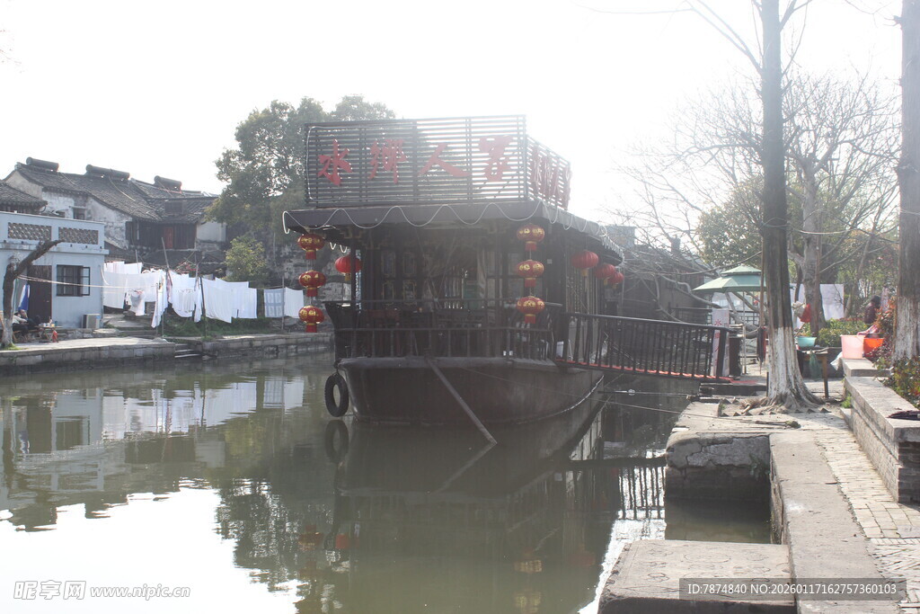 江南水乡河道旁古朴景致