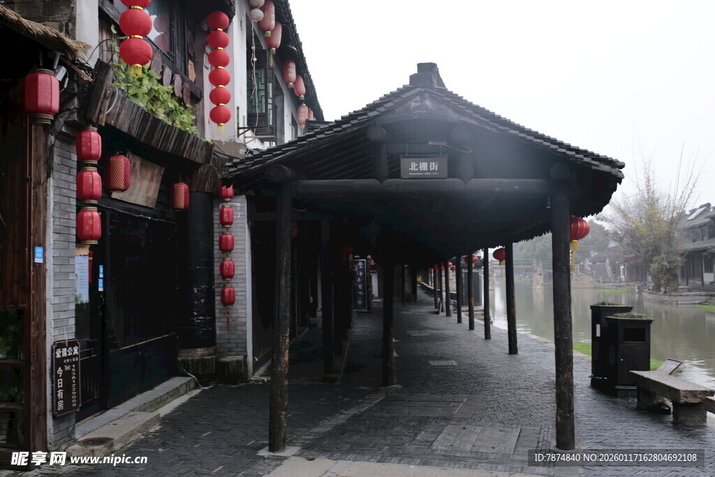 古巷雨景中的中式长廊
