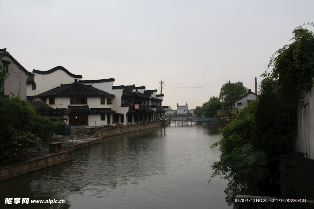 江南水乡河道旁的民居