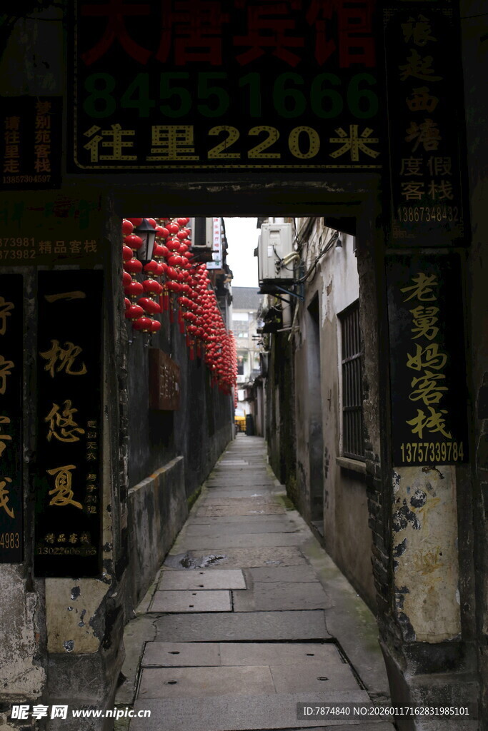 古巷红灯笼下的静谧小道