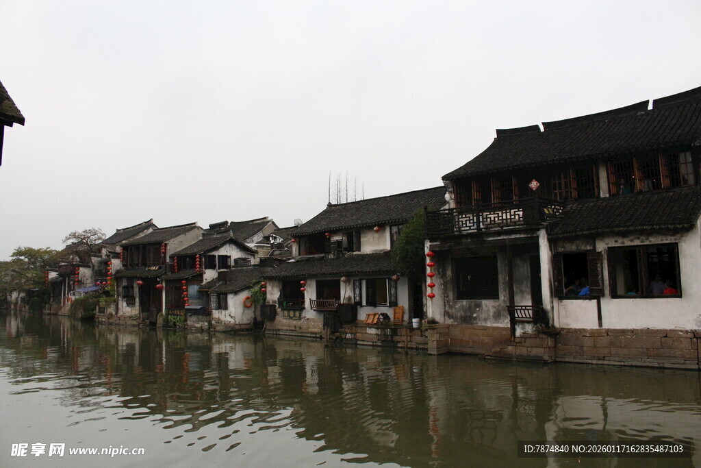 江南水乡沿河古朴民居