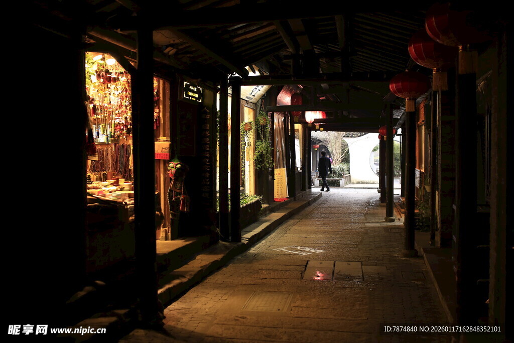 古巷夜景 行人漫步其中