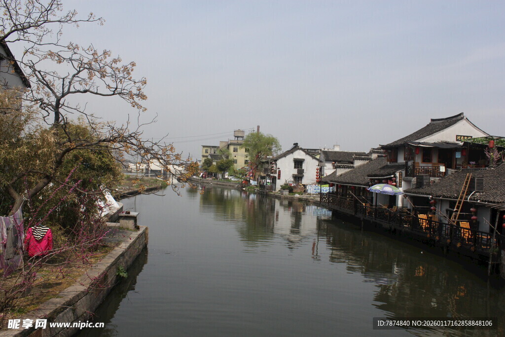 江南水乡河道旁古朴民居